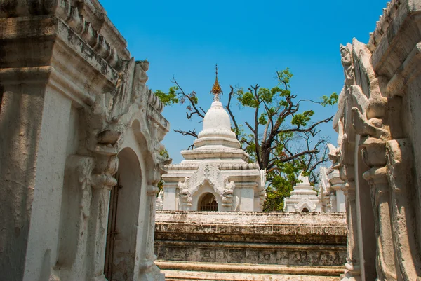Пагода Кутодо в Мандалае, Мьянма. Бирма . — стоковое фото