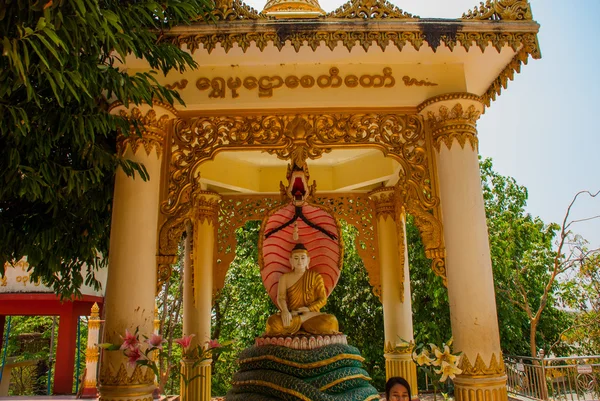 Snake Pagoda na cidade de Bago, Pegu. Myanmar. Birmânia . — Fotografia de Stock