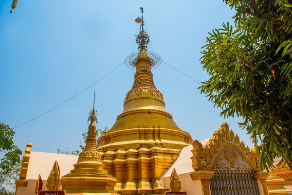 골든 stupa입니다. Bago, Pegu의 마을에 뱀 오 층 탑. 미얀마입니다. 버마. — 스톡 사진