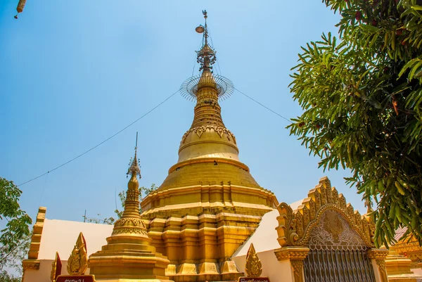 Gyllene stupa. Snake pagoden i staden Bago, Pegu. Myanmar. Burma. — Stockfoto