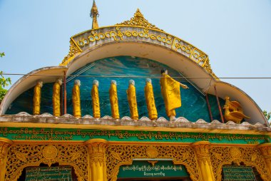 İki altın kuş görüntüsü. Pagoda Pegu Bago şehir içinde. Myanmar. Burma.