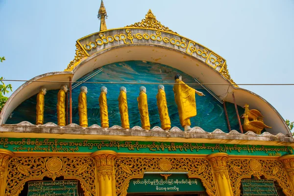 Зображення двох золотих птахів. Pagoda у місті нові, Пегу. М'янма. Бірма. — стокове фото