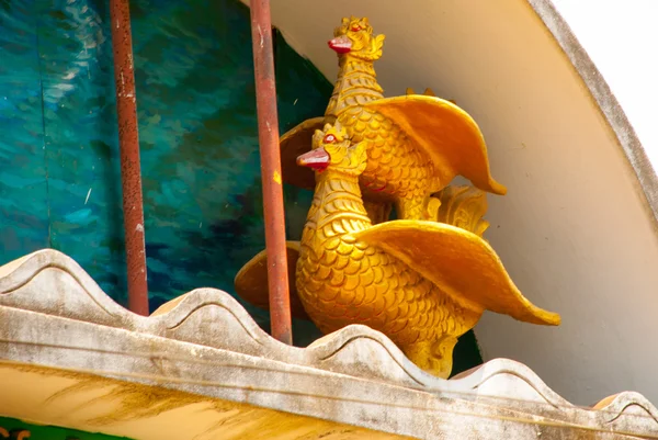 The image of two gold birds. Pagoda in the town of Bago, Pegu. Myanmar. Burma. — Stock Photo, Image