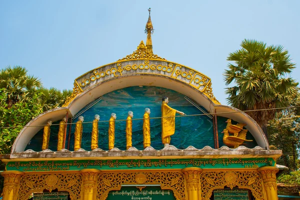 İki altın kuş görüntüsü. Pagoda Pegu Bago şehir içinde. Myanmar. Burma. — Stok fotoğraf