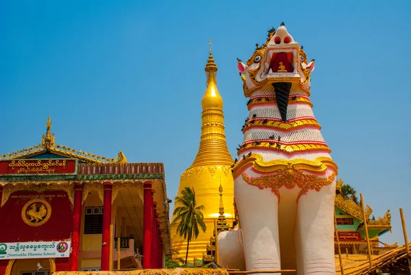 Chinthe: Shwemawdaw Pagoda, Bagó Mianmarban. Burma. — Stock Fotó