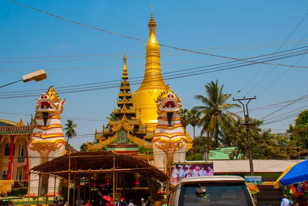 Chinthe v Shwemawdaw Pagoda, Bago v Myanmaru. Barma. — Stock fotografie