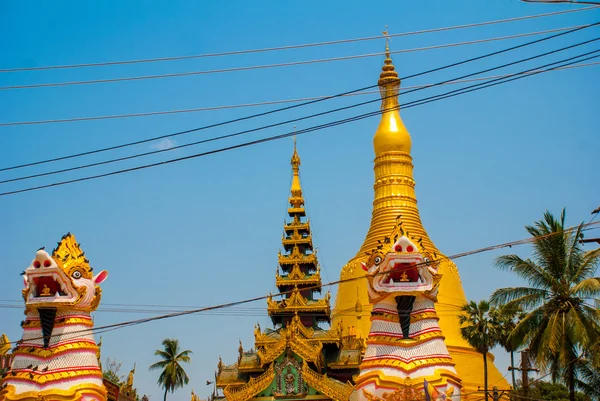 Chinthe en Shwemawdaw Pagoda, Bago en Myanmar. Birmania . — Foto de Stock