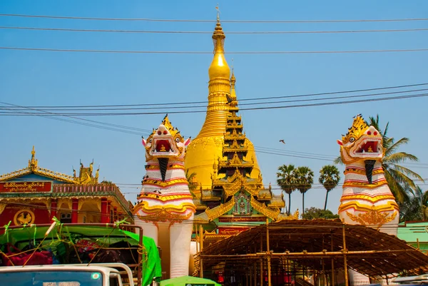 Chinthe en Shwemawdaw Pagoda, Bago en Myanmar. Birmania . —  Fotos de Stock