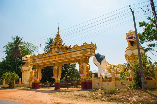 La puerta de entrada. Mya Tha Lyaung Buda reclinado. Esculturas de animales mitológicos en la entrada. Chinthe. Bago. Myanmar. Birmania . — Foto de Stock