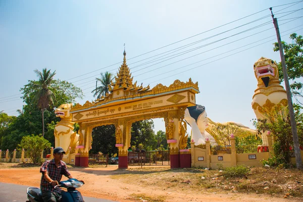 A bemeneti kapu. Mya Tha Lyaung fekvő Buddha. Szobrok a bejáratnál mitológiai állatok. Chinthe. Bokor. Myanma. Burma. — Stock Fotó