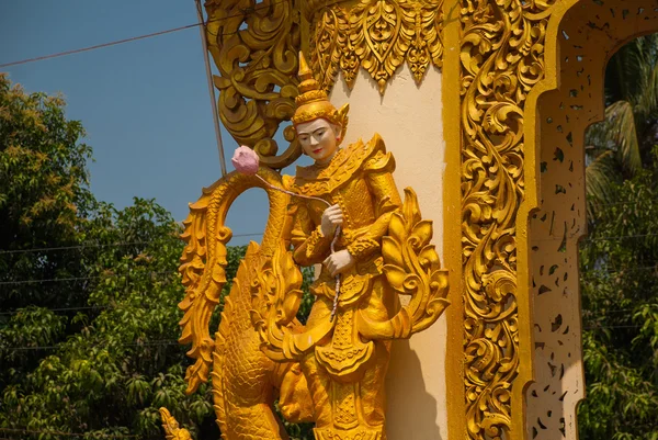 Um fragmento de decoração do portão dourado. Mya Tha Lyaung Buda Reclinado. O Bago. A Myanma. Birmânia . — Fotografia de Stock