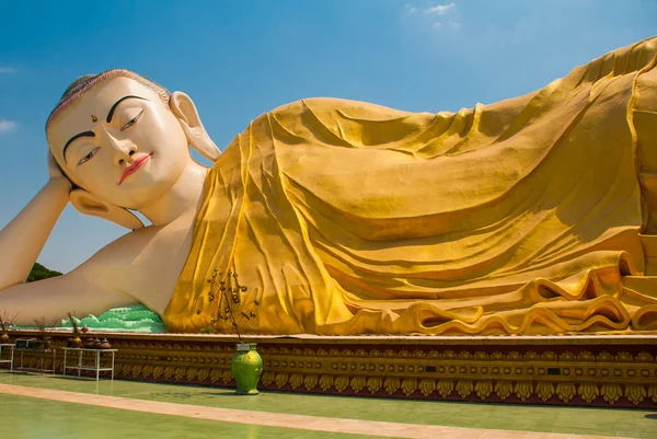 Mya Tha Lyaung Buda Reclinado. O Bago. A Myanma. Birmânia . — Fotografia de Stock