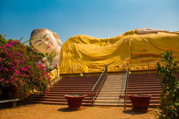 Mya Tha Lyaung Reclining 부처님입니다. 바 고입니다. 미얀마입니다. 버마. — 스톡 사진