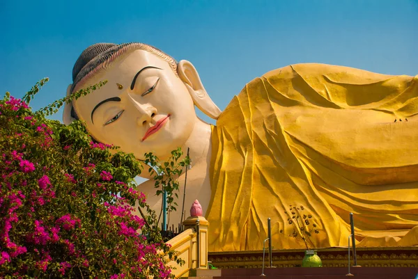 Mya tha lyaung liegender Buddha. bago. Kurzsichtigkeit. Burma. — Stockfoto