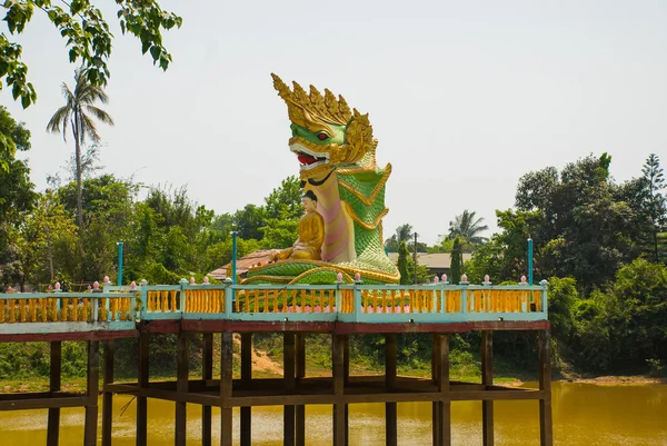 Kleine witte beeldhouwwerk van een olifant. Mya Tha Lyaung liggende Boeddha. Bago. Myanma. Birma. — Stockfoto