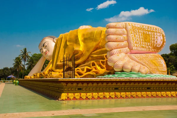 The soles of the feet. Mya Tha Lyaung Reclining Buddha. Bago. Myanma. Burma. — Stock Photo, Image