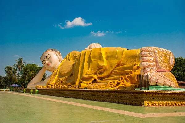 La plante des pieds. Mya Tha Lyaung Bouddha couché. Bago. Ma foi. Birmanie . — Photo
