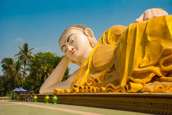 Mya Tha Lyaung yatan Buda. Bago. Myanma. Burma. — Stok fotoğraf