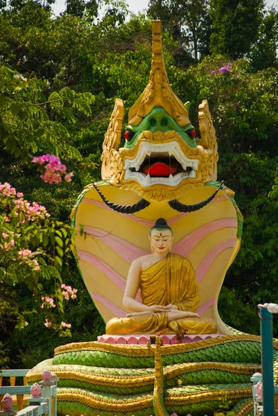 Małe białe rzeźba słonia. Mya Tha Lyaung leżącego Buddy. Pegu. Myanma. Birmy. — Zdjęcie stockowe