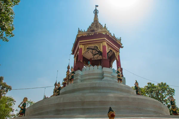 Un fragmento del elemento decorativo dorado. Bago. Myanmar. Birmania . — Foto de Stock