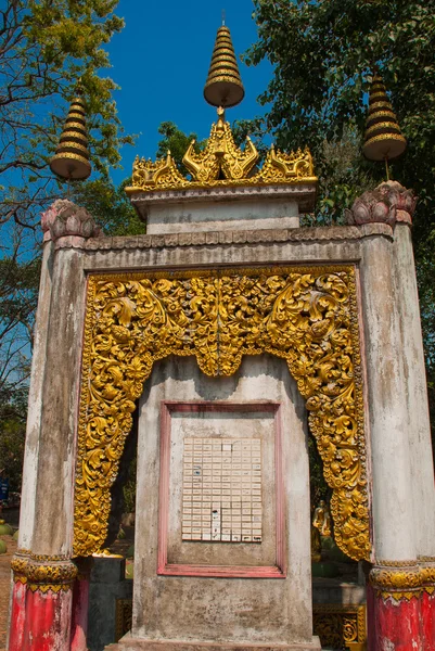 Un fragment de l'élément décoratif doré. Bago. Ma foi. Birmanie . — Photo