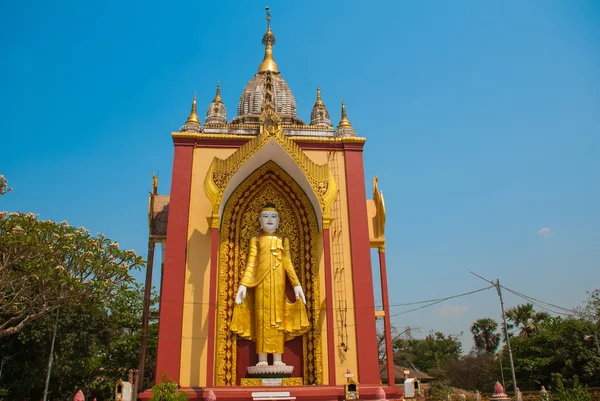 Rzeźby stojącej czterech buddów. Pegu. Myanma. Birmy. — Zdjęcie stockowe