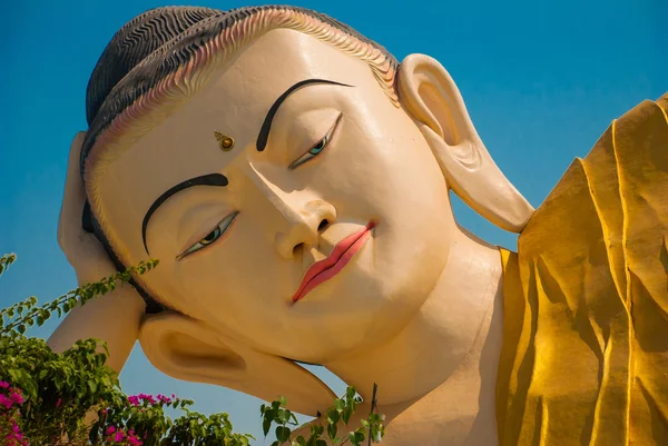 Mya Tha Lyaung Buddha sdraiato. Bago. Myanma. Birmania . Foto Stock Royalty Free