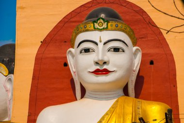 Buda yüz closeup olduğunu. Buda oturan dört heykel. Pagoda Kyaikpun Buda. Bago, Myanmar. Burma.