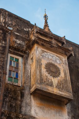 Geceleri sokakta evde. Bago Myanmar. Burma.