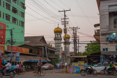 Geceleri sokakta Camii. Karayolu taşımacılığı geçirerek. Bago Myanmar. Burma.