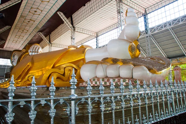 Shwethalyaung leżącego Buddy. Shwe Thar Layung Pagoda. Bago, Myanmar. Birmy. Ogromny posąg leżącej Buddy. — Zdjęcie stockowe