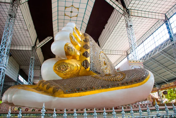 Shwethalyaung Buda Reclinado. Shwe Thar Layung Pagoda. Bago, Myanmar. Birmânia. Uma enorme estátua do Buda reclinado . — Fotografia de Stock