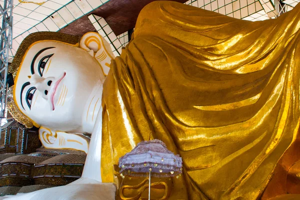 Shwethalyaung Buda Reclinado. Shwe Thar Layung Pagoda. Bago, Myanmar. Birmânia. Uma enorme estátua do Buda reclinado . — Fotografia de Stock