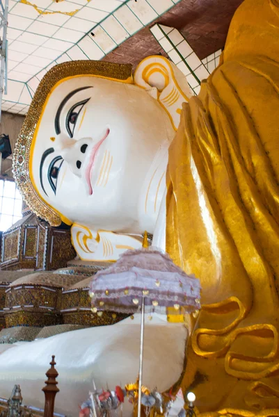 Shwethalyaung Reclining Buddha. Shwe Thar Layung Pagoda. Bago, Myanmar. Burma. A huge statue of the reclining Buddha. — Stock Photo, Image