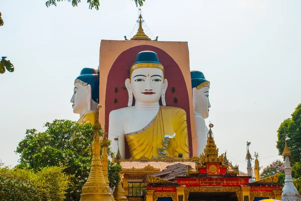 Quatre statues de Bouddhas assis. Pagode Kyaikpun Bouddha. Bago, Myanmar. Birmanie . — Photo
