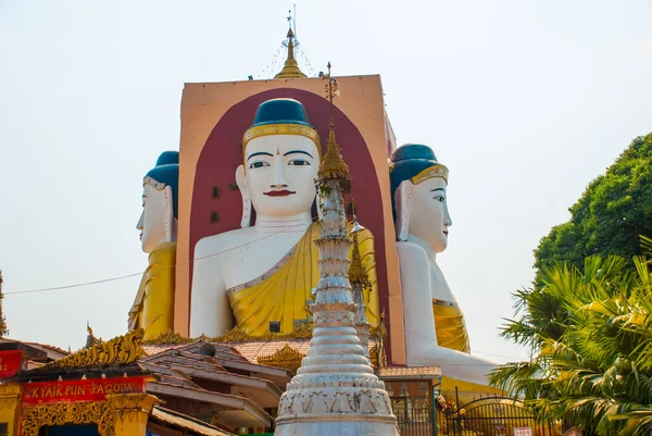 Four statues of sitting Buddhas. Pagoda Kyaikpun Buddha. Bago, Myanmar. Burma. — Stock Photo, Image