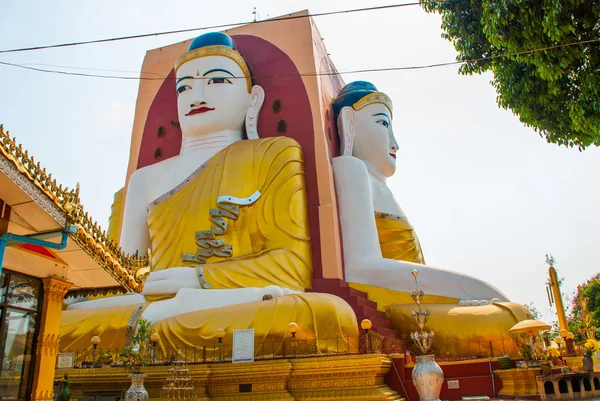 Four statues of sitting Buddhas. Pagoda Kyaikpun Buddha. Bago, Myanmar. Burma. — Stock Photo, Image
