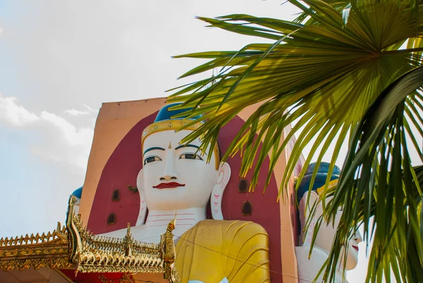 Four statues of sitting Buddhas. Pagoda Kyaikpun Buddha. Bago, Myanmar. Burma. — Stock Photo, Image