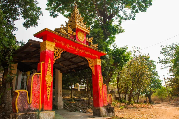 De ingang van de tempel. Pagode Kyaikpun Boeddha. Bago, Myanmar. Birma. — Stockfoto
