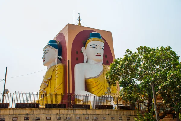 Cuatro estatuas de Budas sentados. Pagoda Kyaikpun Buddha. Bago, Myanmar. Birmania . — Foto de Stock