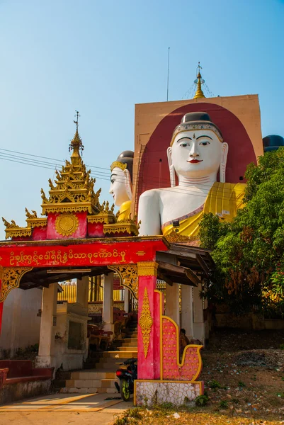 Négy ülő Buddha szobrok. Pagoda Kyaikpun Buddha. Bagó, Mianmar. Burma. — Stock Fotó
