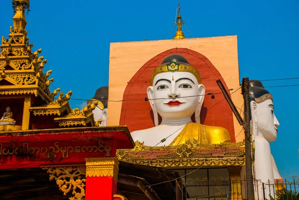 Cuatro estatuas de Budas sentados. Pagoda Kyaikpun Buddha. Bago, Myanmar. Birmania . — Foto de Stock