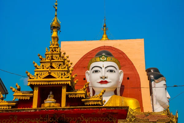 Cuatro estatuas de Budas sentados. Pagoda Kyaikpun Buddha. Bago, Myanmar. Birmania . — Foto de Stock