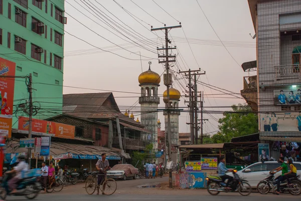Mešita na ulici v noci. Předání silniční dopravy. Bago v Myanmaru. Barma. — Stock fotografie