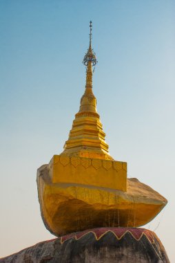 Küçük altın taş. Altın rock. Kyaiktiyo pagoda. Myanmar