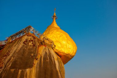 Altın rock veya Kyaiktiyo pagoda mavi gökyüzü arka plan, Myanmar