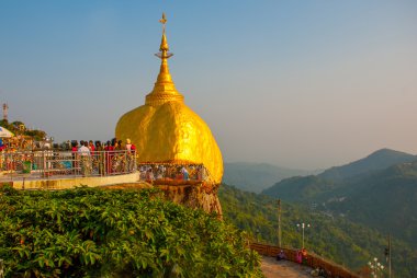 Altın rock veya Kyaiktiyo pagoda mavi gökyüzü arka plan, Myanmar