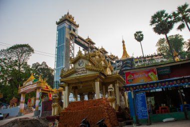 Asansör. Kyaik Tan Lan. Eski Moulmein pagoda. Mawlamyine, Myanmar. Burma.