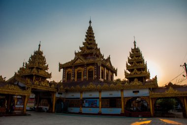 Güzel tapınak altın Hha an. Myanmar küçük bir kasabada. Burma.
