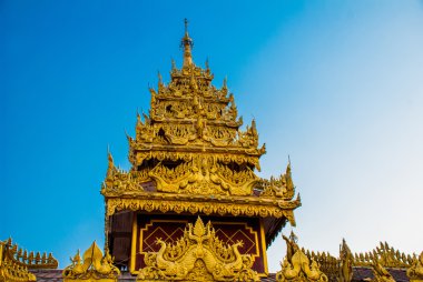 Güzel tapınak altın Hha an. Myanmar küçük bir kasabada. Burma.